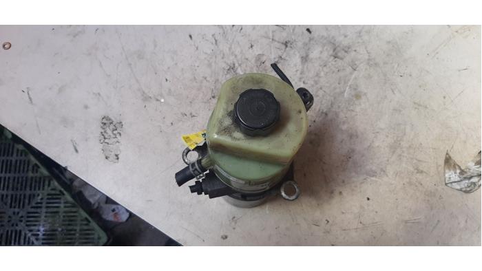 Usagé Pompe de direction Ford Focus 2 1.8 16V Prix € 65,34 Prix TTC proposé par Autosloperij de Turk