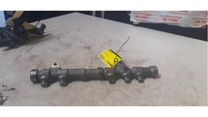 Fuel pressure sensor from a Fiat Doblo (263) 1.3 D Multijet DPF Euro 5 2015