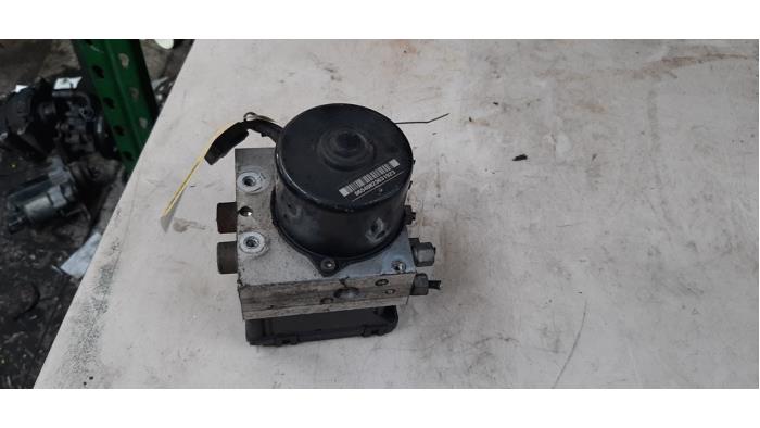 Usagé Pompe ABS Chrysler Voyager/Grand Voyager (RG/RS) 2.5 CRD 16V Prix € 82,28 Prix TTC proposé par Autosloperij de Turk