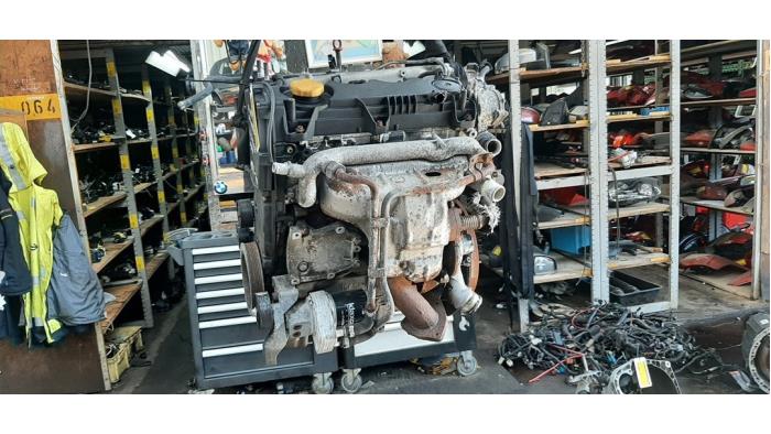 Motor van een Fiat Punto II (188) 1.9 JTD 85 2004