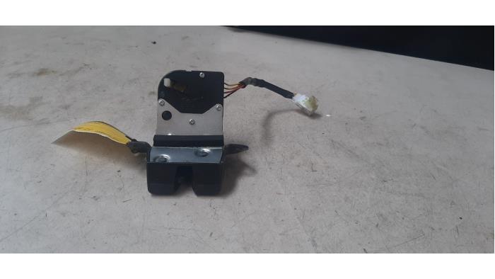 Tailgate lock mechanism from a Kia Rio III (UB) 1.2 LPG 16V 2012
