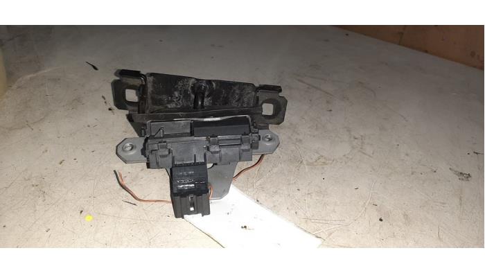 Tailgate lock mechanism from a Ford Grand C-Max (DXA) 1.0 Ti-VCT EcoBoost 12V 100 2015