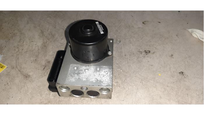 Usagé Pompe ABS Mercedes CLK (R209) 3.0 280 V6 18V Prix € 108,90 Prix TTC proposé par Autosloperij de Turk