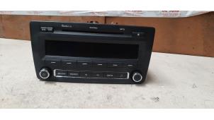 Gebrauchte Radio CD Spieler Skoda Octavia (1Z3) 1.2 TSI Preis € 50,00 Margenregelung angeboten von Autosloperij de Turk
