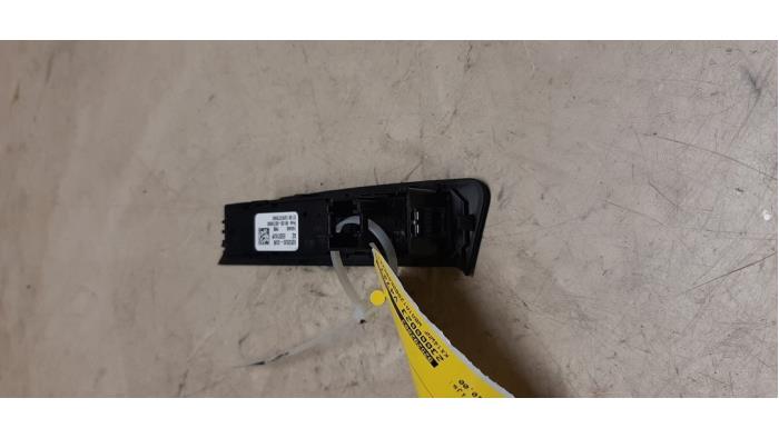 Usados Interruptor BMW 1 serie (F20) 116i 1.6 16V Precio € 10,89 IVA incluido ofrecido por Autosloperij de Turk