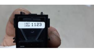 Handbremse Schalter van een Opel Meriva (B) 1.4 16V Ecotec 2010