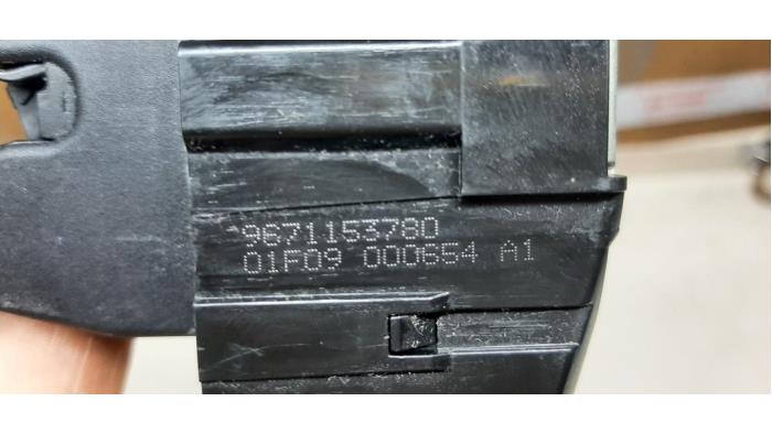 Tailgate lock mechanism from a Peugeot 207/207+ (WA/WC/WM) 1.4 16V Vti 2009