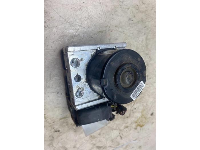 Usagé Pompe ABS Mazda 5 (CR19) 1.8i 16V Prix € 65,34 Prix TTC proposé par Autosloperij de Turk