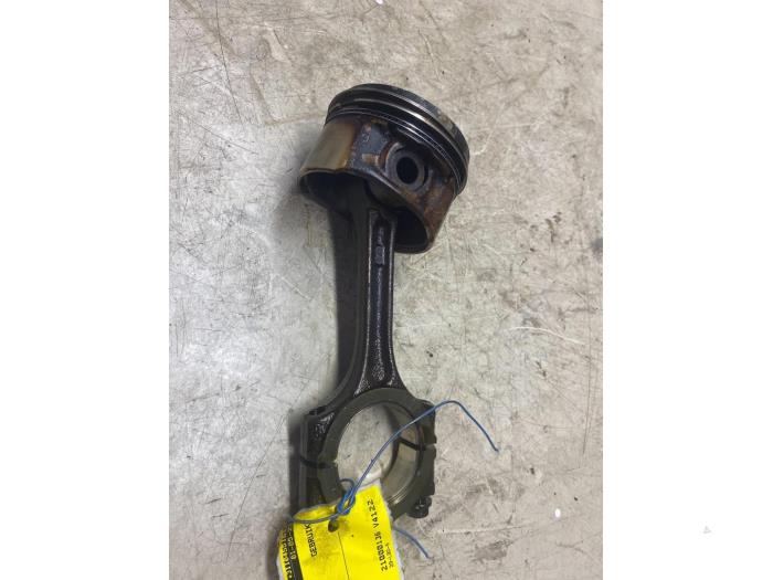 Used Piston Renault Twingo II (CN) 1.2 16V Price € 43,56 Inclusive VAT offered by Autosloperij de Turk