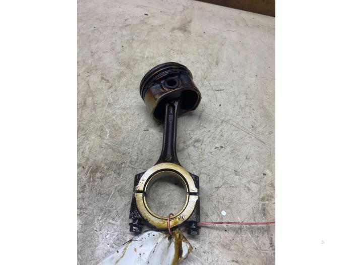 Used Piston Renault Twingo II (CN) 1.2 16V Price € 43,56 Inclusive VAT offered by Autosloperij de Turk