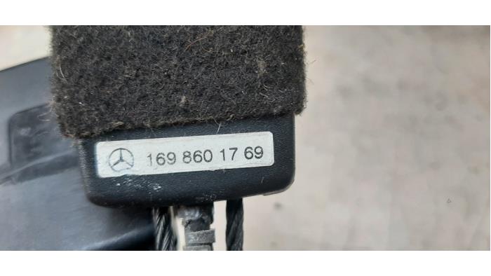 Insertion ceinture de sécurité avant centre d'un Mercedes-Benz B (W245,242) 1.7 B-170 16V 2007