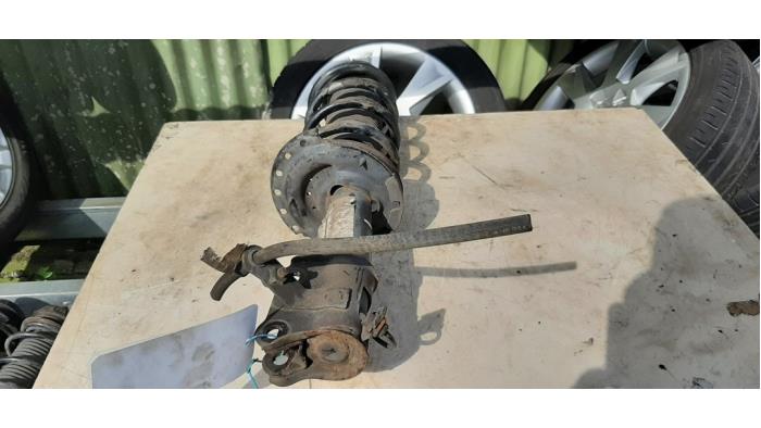 Fronts shock absorber, left from a Kia Picanto (TA) 1.0 12V 2013