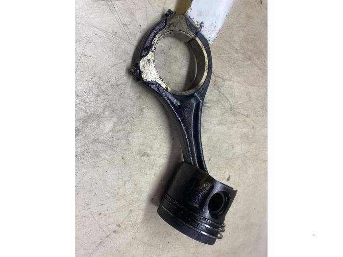 Usagé Piston Mercedes E (C207) E-350 CDI V6 24V Prix € 54,45 Prix TTC proposé par Autosloperij de Turk