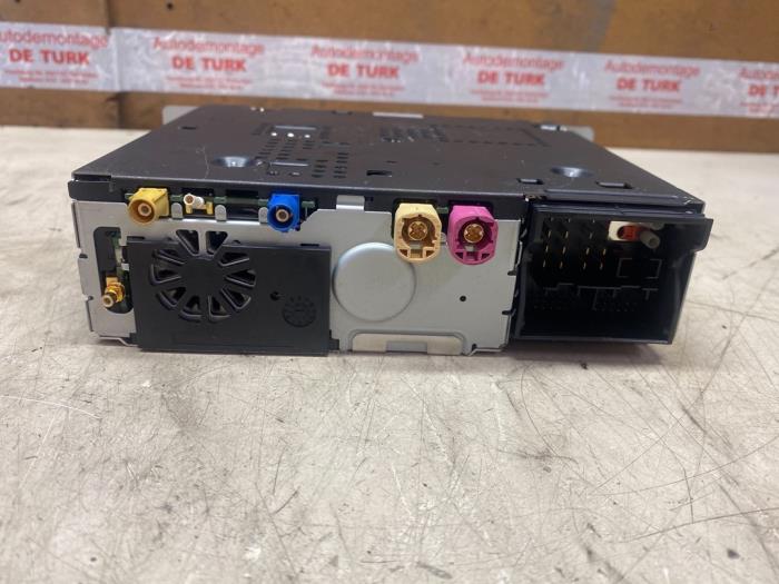 Radio CD player from a BMW 5 serie (F10) 520d 16V 2010