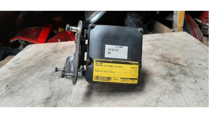 Usagé Bloc ABS Mercedes CLS (C219) 320 CDI 24V Prix € 108,90 Prix TTC proposé par Autosloperij de Turk