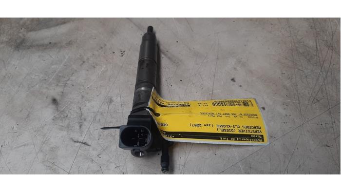 Injector (diesel) from a Mercedes-Benz CLS (C219) 320 CDI 24V 2007