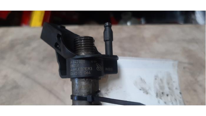 Injector (diesel) from a Mercedes-Benz CLS (C219) 320 CDI 24V 2007