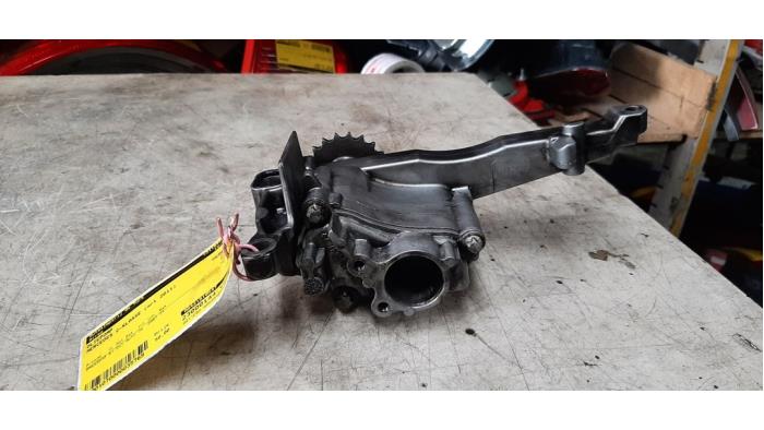 Gebrauchte Ölpumpe Mercedes C (W204) 3.0 C-350 CDI V6 24V Preis € 54,45 Mit Mehrwertsteuer angeboten von Autosloperij de Turk