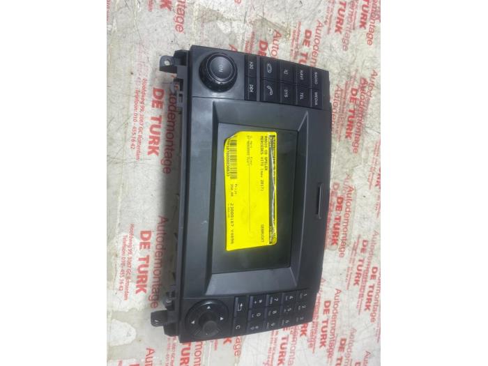 Radio CD player from a Mercedes-Benz Vito (447.6) 2.2 114 CDI 16V 2017
