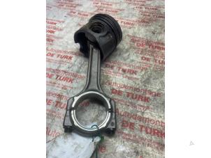 Kolben van een Opel Corsa D 1.3 CDTi 16V ecoFLEX 2011