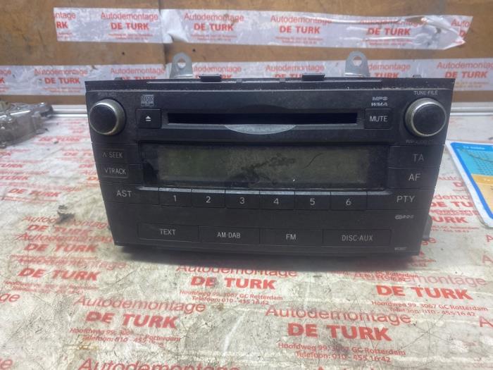 Radio CD Spieler van een Toyota Avensis (T27) 2.0 16V D-4D-F 2009