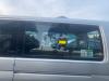 Ventanilla de puerta de carga lateral de un Volkswagen Transporter T5 2.0 TDI DRF 2012