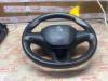 Lenkrad van een Peugeot 208 I (CA/CC/CK/CL), 2012 / 2019 1.2 Vti 12V PureTech 82, Fließheck, Benzin, 1.199cc, 60kW (82pk), FWD, EB2F; HMZ, 2012-03 / 2019-12, CAHMZ; CCHMZ 2013