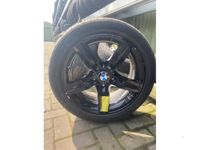 Jeu de jantes sport + pneus d'un BMW 1 serie (F20) 116i 1.6 16V 2014