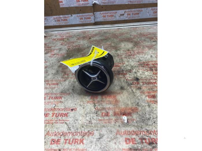Begagnade Luftmunstycke, instrumentbräda Mercedes B (W246/W242) 1.6 B-180 BlueEFFICIENCY Turbo 16V Pris € 21,78 Inklusive moms erbjuds av Autosloperij de Turk