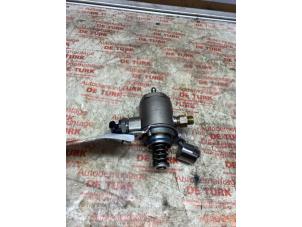 Högtryckspump från en Audi A5 Cabrio (8F7) 2.0 TFSI 16V 2010