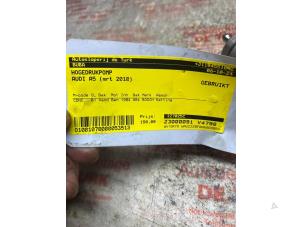 Högtryckspump från en Audi A5 Cabrio (8F7) 2.0 TFSI 16V 2010