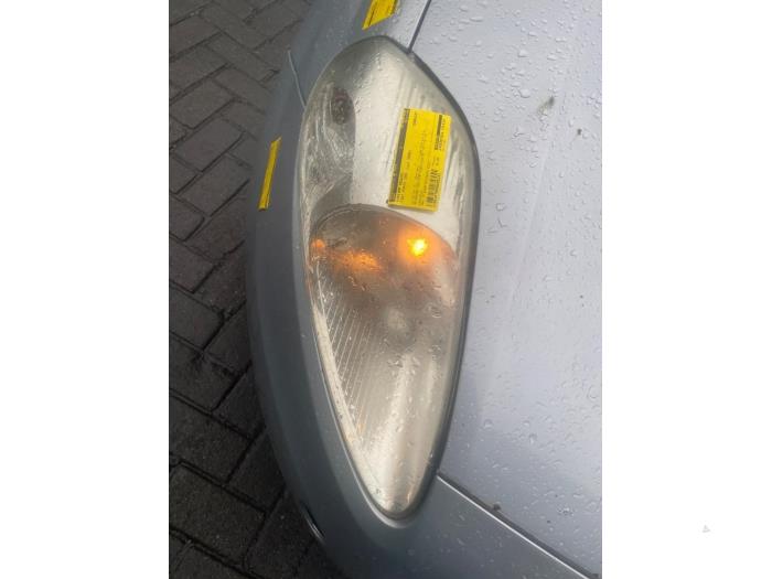Używane Reflektor prawy Fiat Grande Punto (199) 1.2 Cena € 32,67 Z VAT oferowane przez Autosloperij de Turk