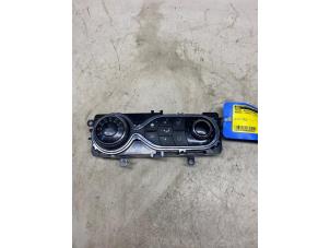 Usagé Panneau de commandes chauffage Renault Captur (2R) 0.9 Energy TCE 12V Prix € 32,67 Prix TTC proposé par Autosloperij de Turk