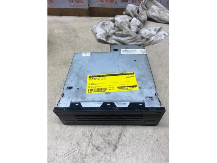 Usagé Changeur de CD Audi A5 Cabrio (8F7) 2.0 TFSI 16V Prix € 87,12 Prix TTC proposé par Autosloperij de Turk
