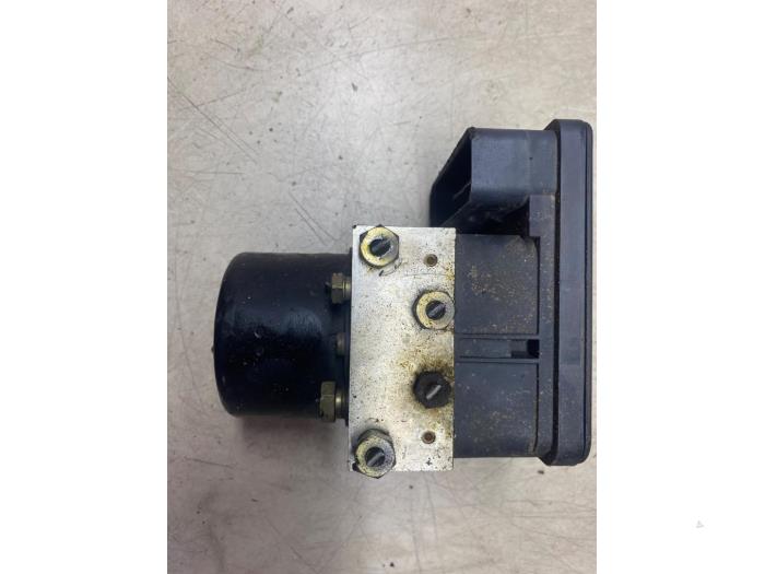 Usagé Pompe ABS Ford Fiesta 5 (JD/JH) 1.6 16V Prix € 16,94 Prix TTC proposé par Autosloperij de Turk