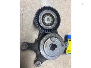 Spanrolle multiriem van een Mercedes-Benz A (W176) 1.6 A-200 16V 2018