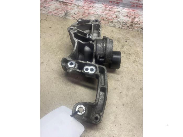 Usagé Support dynamo haut Peugeot 308 (L3/L8/LB/LH/LP) 1.2 12V e-THP PureTech 130 Prix € 26,62 Prix TTC proposé par Autosloperij de Turk