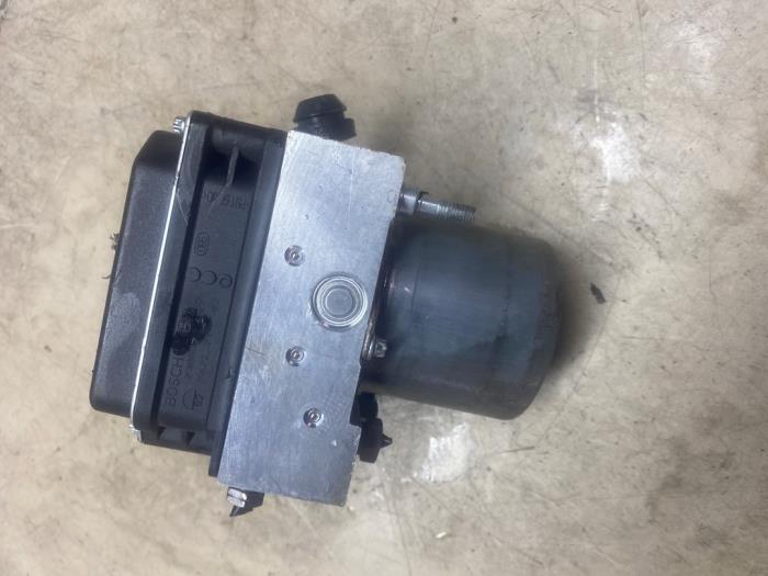 Usagé Bloc ABS Peugeot 307 CC (3B) 2.0 HDIF 16V Prix € 32,67 Prix TTC proposé par Autosloperij de Turk