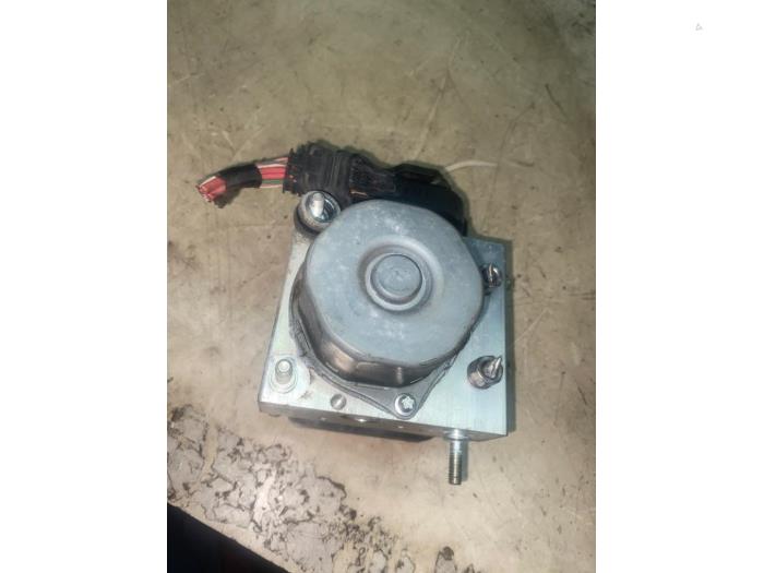 Begagnade ABS-pump Renault Captur I (2R) 0.9 Energy TCE 12V Pris € 38,72 Inklusive moms erbjuds av Autosloperij de Turk