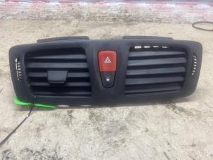 Usados Rejilla de aire de salpicadero Renault Megane III Berline (BZ) 1.4 16V TCe 130 Precio € 21,78 IVA incluido ofrecido por Autosloperij de Turk