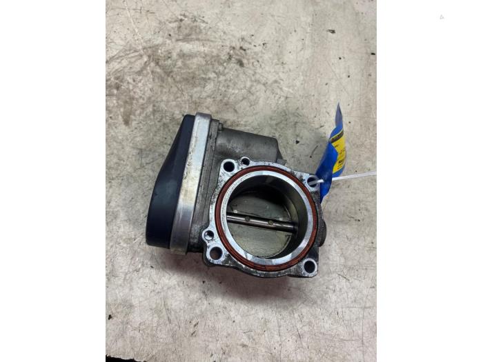 Boitier papillon d'un BMW 3 serie Touring (E46/3) 316i 16V 2004