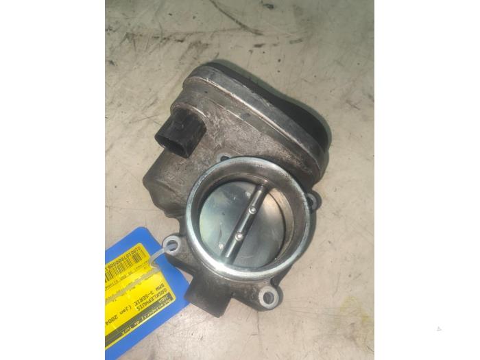 Boitier papillon d'un BMW 3 serie Touring (E46/3) 316i 16V 2004