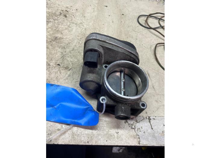 Boitier papillon d'un BMW 3 serie Touring (E46/3) 316i 16V 2004