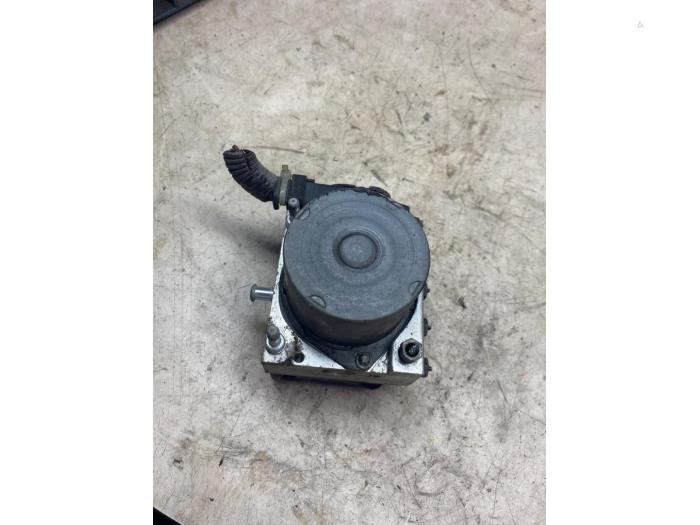 Begagnade ABS-pump Peugeot 107 1.0 12V Pris € 3,63 Inklusive moms erbjuds av Autosloperij de Turk