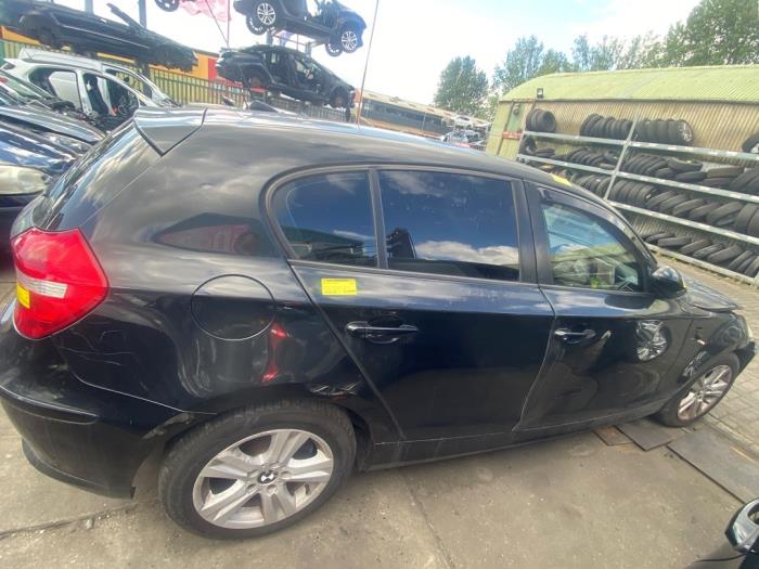 Begagnade Bakdörr, 4-dörrars, höger BMW 1 serie (E87/87N) 118i 16V Pris € 54,45 Inklusive moms erbjuds av Autosloperij de Turk