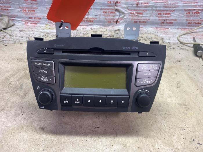 Gebrauchte Radio Hyundai iX35 (LM) 1.6 GDI 16V Preis € 54,45 Mit Mehrwertsteuer angeboten von Autosloperij de Turk
