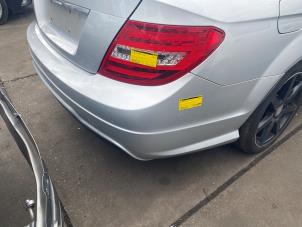 Usados Parachoques trasero Mercedes C (C204) 1.6 C-180 16V BlueEfficiency Precio € 181,50 IVA incluido ofrecido por Autosloperij de Turk