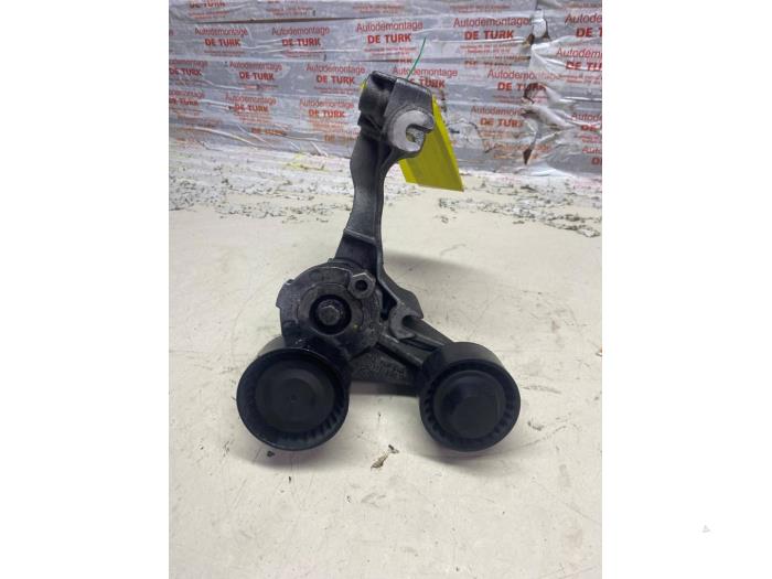 Used Alternator upper bracket Nissan Qashqai (J11) 1.2 DIG-T 16V Price € 36,30 Inclusive VAT offered by Autosloperij de Turk