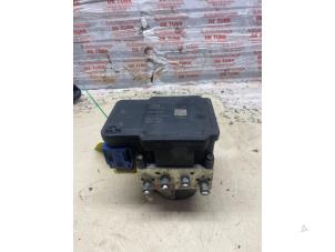 Usados Bomba ABS Renault Megane III Coupe (DZ) 1.4 16V TCe 130 Precio € 242,00 IVA incluido ofrecido por Autosloperij de Turk