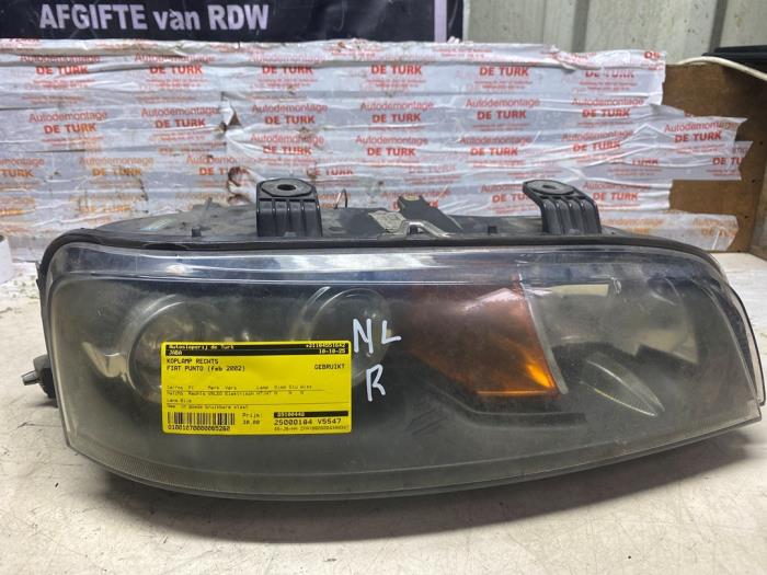 Używane Reflektor prawy Fiat Punto II (188) 1.2 60 S Cena € 36,30 Z VAT oferowane przez Autosloperij de Turk